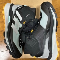 アディダス GORE-TEX トレッキングブーツの画像