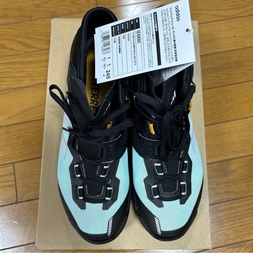アディダス GORE-TEX トレッキングブーツ