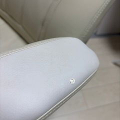 お洒落なホワイトのリクライニングチェア　の画像