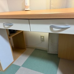 【無料】デスクセット（椅子・ライト付き）の画像