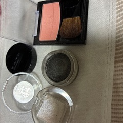アイシャドウ、チークの3点の画像