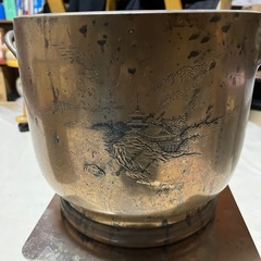 金属の壺の画像