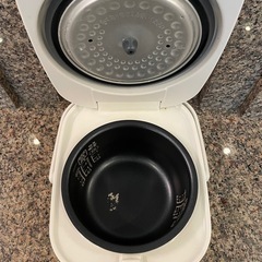 アイリスオーヤマ　極厚火釜シリーズハイパワー炊飯器　3合炊きの画像