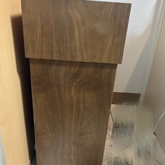 木のゴミ箱の画像