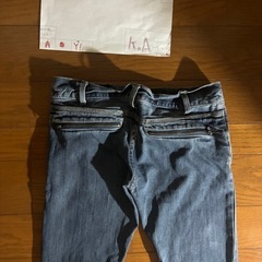 メンズスリムフィットデニムパンツ グレー ジッパーポケット付きの画像