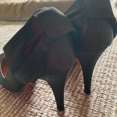 リボン付きブラックハイヒール 24.0サイズの画像