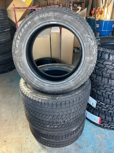 タイヤ　BRIDGESTONE  BLIZZAK  VRX3 215/55  R17   2023年製  冬タイヤ　4本