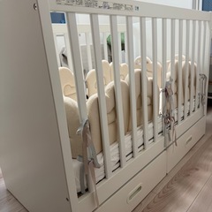ベビーベッド白の画像