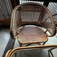 古いラタン椅子とガラステーブルセットの画像