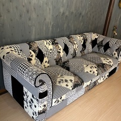 【引取限定】3人掛けソファ 幅220cm／チェスター風 ロールアーム／モノトーン パッチワーク（SH43cm）お店で使用していましたの画像