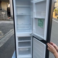 f●■【2025年製/展示品】IRIS OHYAMA/アイリスオーヤマ■ノンフロン冷凍冷蔵庫 170L■冷蔵室120L/冷凍室/50L【AZRSD-17A-B】2ドア・ナチュラルブラック・スリムの画像