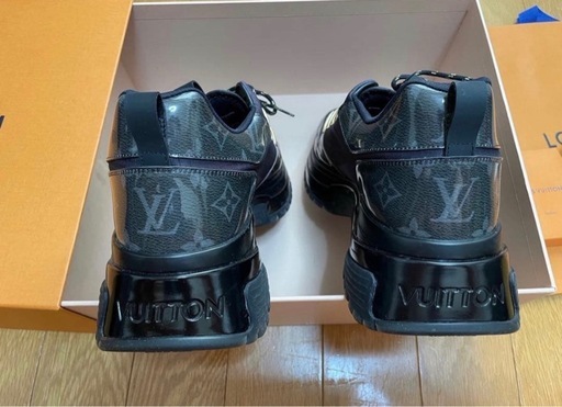 LOUIS VUITTON ブラックカモフラージュスニーカー
