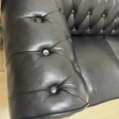 【無料】2人掛けソファ ブラック チェスターフィールド風 の画像