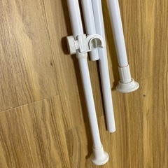 つっぱりカーテンレール　縦の突っ張り棒2本の画像