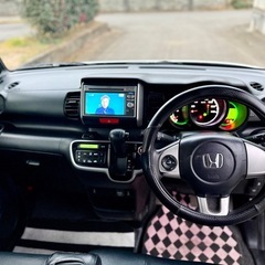 ホンダ N-BOX SS パッケージ  ⚫️ 型式：JF1 ⚫️ 年式：2013年 ⚫️ 走行距離：77,999km ⚫️ 車検：2年 ⚫️ ナビゲーション ⚫️ テレビ ⚫️ バックカメラ ⚫️ パワースライドドア ⚫️ シートヒーター ⚫️ ETC ⚫️ エアコン/ヒーター作動 💯 ⚫️ エコモード ⚫️ ボディコンディション良好 💯 ⚫️ 室内清潔（喫煙歴なし、ペット飼育歴なし） ⚫️ スマートキー ⚫️ プッシュスタートの画像
