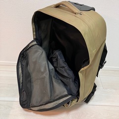 カーキのスーツケースの画像