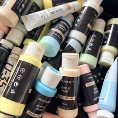 アクリル絵の具多数の画像