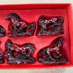 馬の置物（樹脂/漆調）の画像