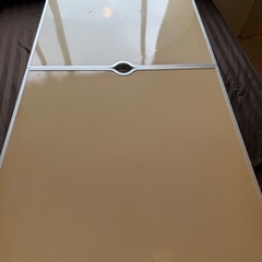 折り畳みテーブルの画像
