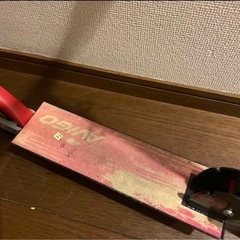 赤　キックボードの画像