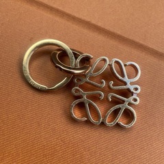 loewe ロエベ　チャーム　ローズゴールド　ピンクゴールド　アナグラム　ロゴの画像