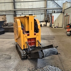 クローラー式ジョークラッシャー（自走式破砕機）の画像