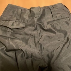 黒いナイロンカーゴパンツの画像