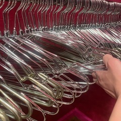 高級ハンガー ショップハンガー 100本以上あります。の画像