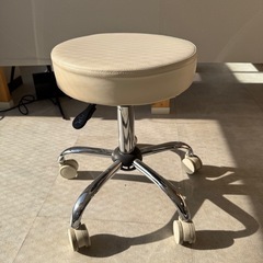 デスク・椅子・デスクライトの画像