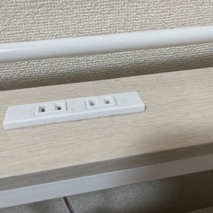 シングルベッドフレーム　パイプ　白　コンセント二口有りの画像