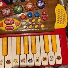アンパンマンのボールとアンパンマンのピアノの画像