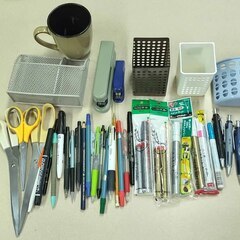 まとめて 文房具 ステーショナリー オフィス 学校 文具 ボールペン 鉛筆 シャープペンシル サインペン マジックインキ 蛍光ペン ペンスタンド ペンシルホルダー 事務用具 輪ゴム はさみ ハサミ ケース ステープラー カッターナイフ 紙 粘着テープ セロハンテープ 両面テープ 消しゴム クリップ ピン 画鋲 書斎 筆記用具 鋏 ペーパー カッターナイフ 工作道具 勉強 ペイントマーカー 金 銀 ゴールド シルバー 安全ピン ホチキス トンボ鉛筆 ノック加圧式ボールペン エアプレス 押しピン コンクリートの画像