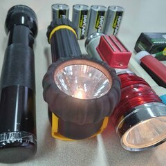 まとめて 懐中電灯 マグライト 2Dセル 懐中電灯 単一電池×2本タイプ MAG-LITE USA ブラック アメリカ製 全長約25cm  夜光 タクティカル ライト ハンドヘルドトーチ ペンライト ポケットライト キーホルダーライト かいちゅうでんとう 防災 乾電池 蓄電池 電源 携帯型 電灯 光源 豆電球 LED 夜間 暗所 災害時 明るく照ら ランタン 常備灯  家庭用防災用品 非常用 家電量販店 ホームセンター アウトドア キャンプ flashlight フラッシュライト エレクトリック・トーチ の画像