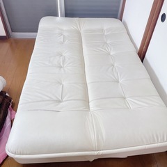 ホワイト 革製 3.5人がけ ソファーベッド ふかふか ベッドなり大変便利ですの画像