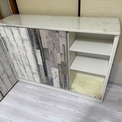 スライド式食器棚の画像