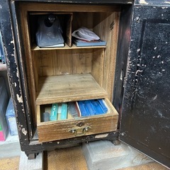 レトロ　金庫　
耐火金庫の画像