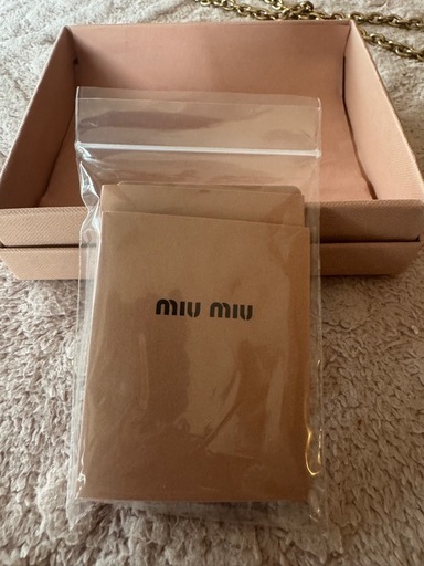 miumiu  チェーンショルダーウォレット