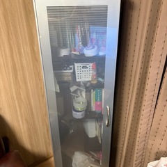 【直接引取限定：広島県東広島市】スリム収納 扉付き 本棚 すりガラス調 ダークブラウンの画像