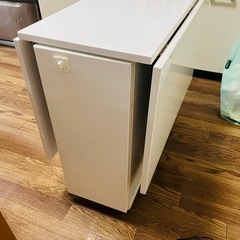 ダイニングテーブルの画像