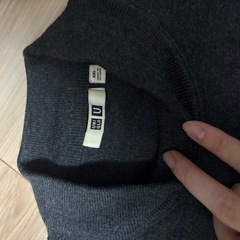 【ユニクロ】濃いグレーニットの画像