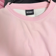 くすみピンクのトレーナーの画像