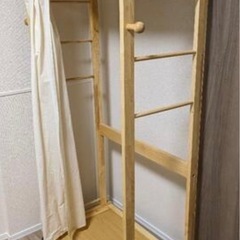 【木製ハンガーラック】ワードローブ／棚付きの画像