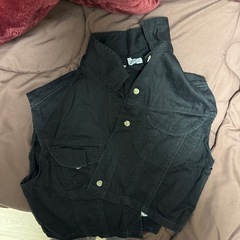 黒クロップトップの画像