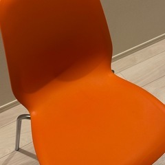 クロムオレンジの椅子　IKEAの画像