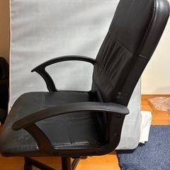 【無料】IKEA オフィスチェア 黒 キャスター付き アームレスト付きの画像
