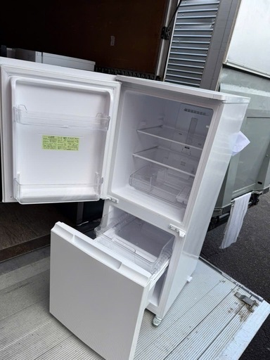 NO B875?福岡市内配送設置無料✨?冷蔵庫 ホワイト系 SJ-D15G-W [152L /2ドア /右開き/左開き付け替えタイプ]