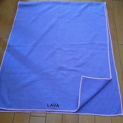 ホットヨガLAVAのウェア上下とラグのセットの画像