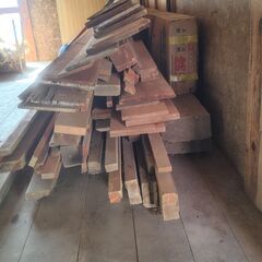 外壁サイディングと屋根材、木材、トタン板の画像