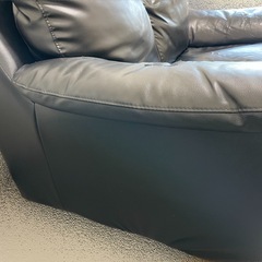 黒色の合皮ソファ難ありの画像