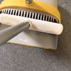 柄が長い箒と塵取りの画像
